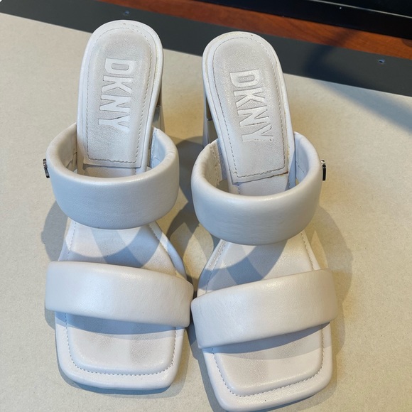 DKNY WEssential Pump Sandal Heel White Size 8 Puffy Mule - Picture 3 of 5